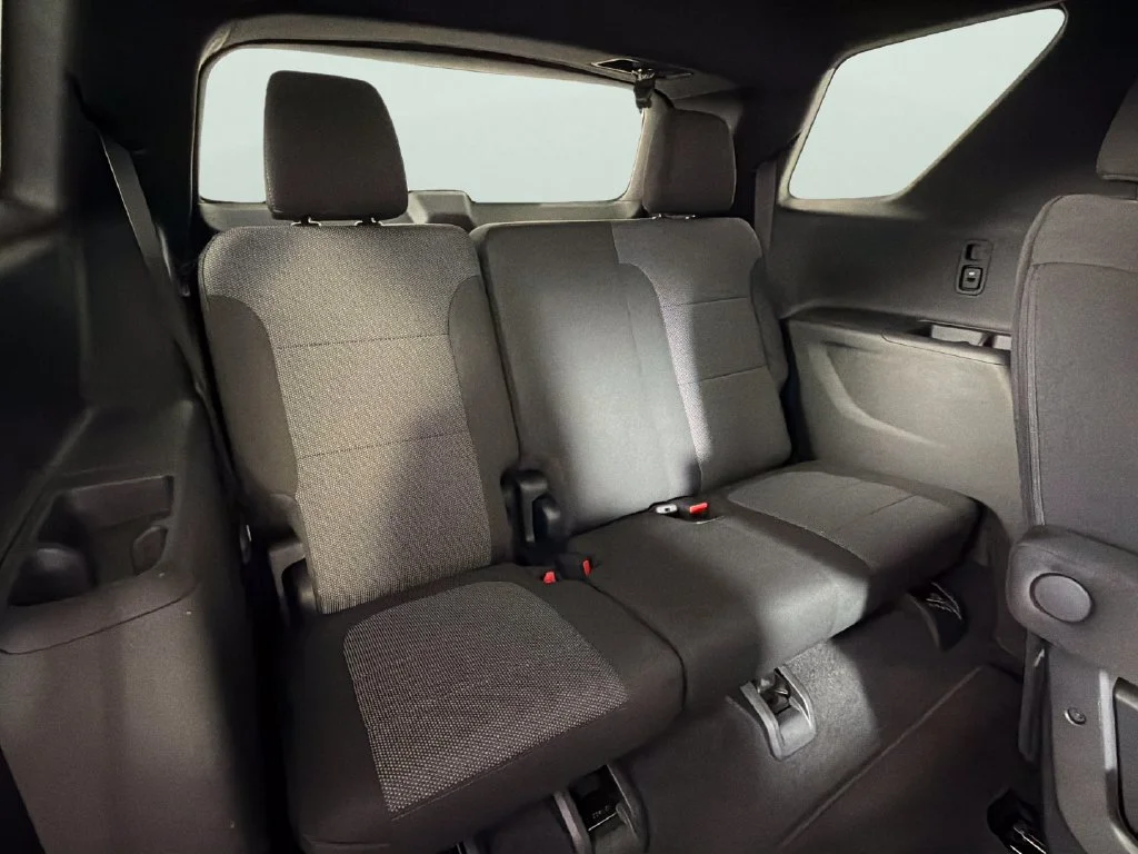 Used 2024 Summit White Chevrolet LT Cloth image 33