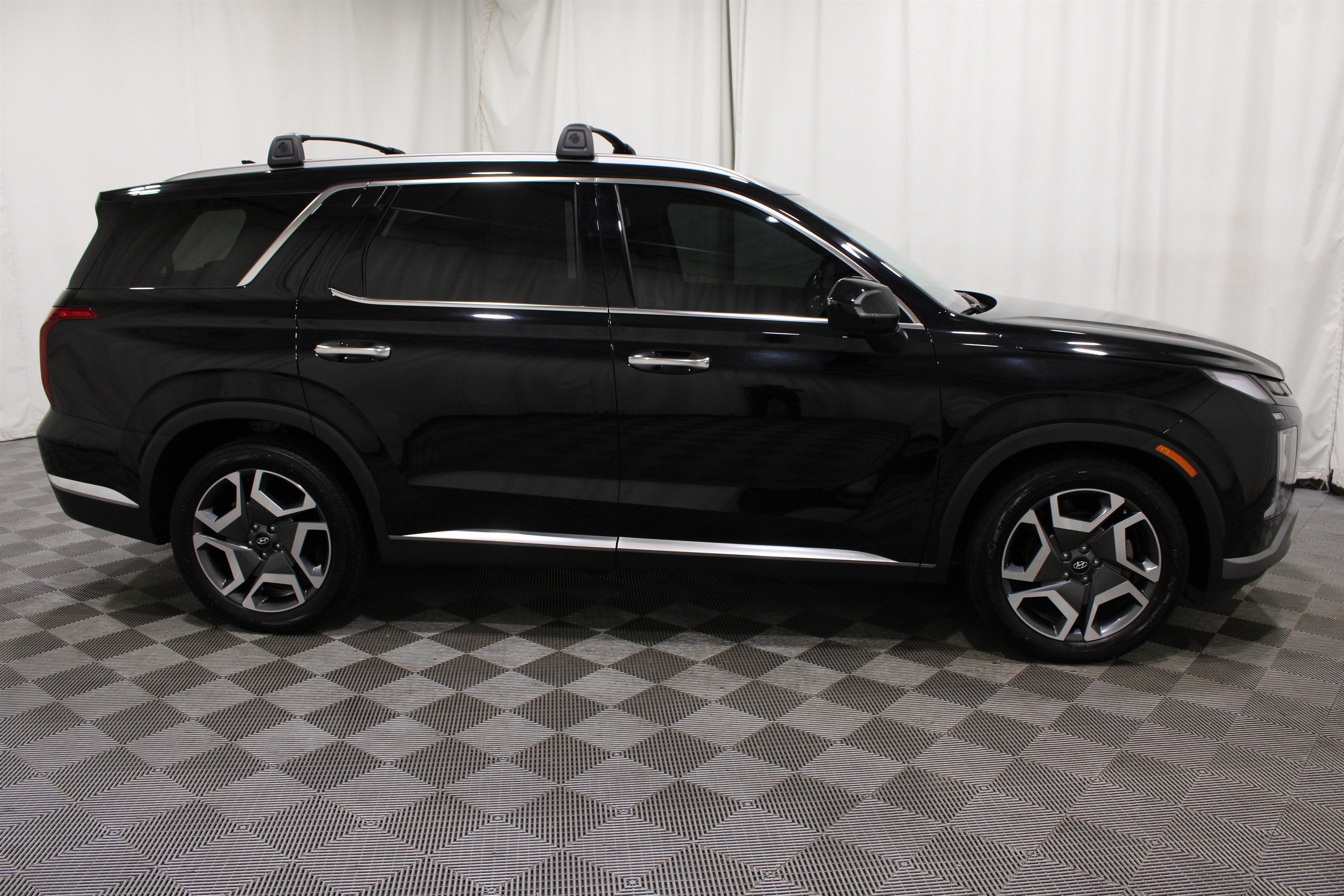 Used 2023 Abyss Black Pearl Hyundai Limited image 34