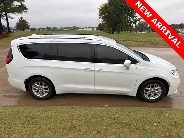 2021 Chrysler Pacifica Touring L photo 2