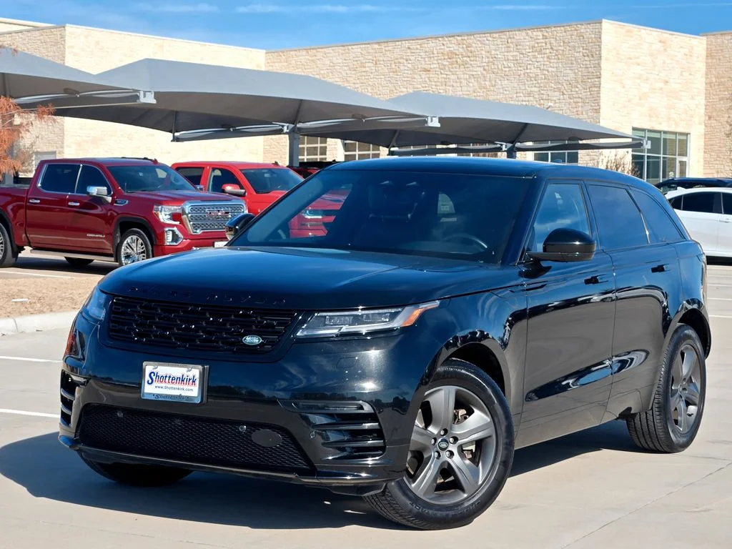 Used 2025  Land Rover Dynamic SE image 2