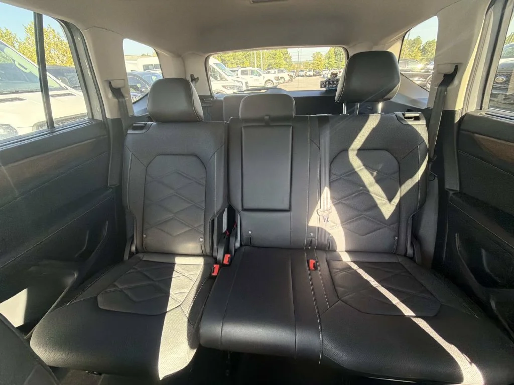 Used 2025  Volkswagen 2.0T SE w/Technology image 24