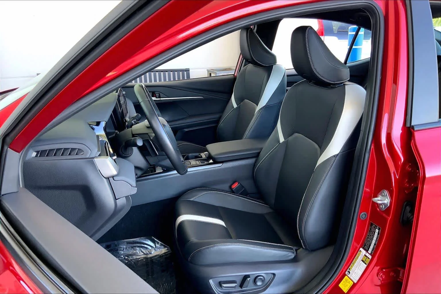 2025 Toyota Camry SE - Photo 8
