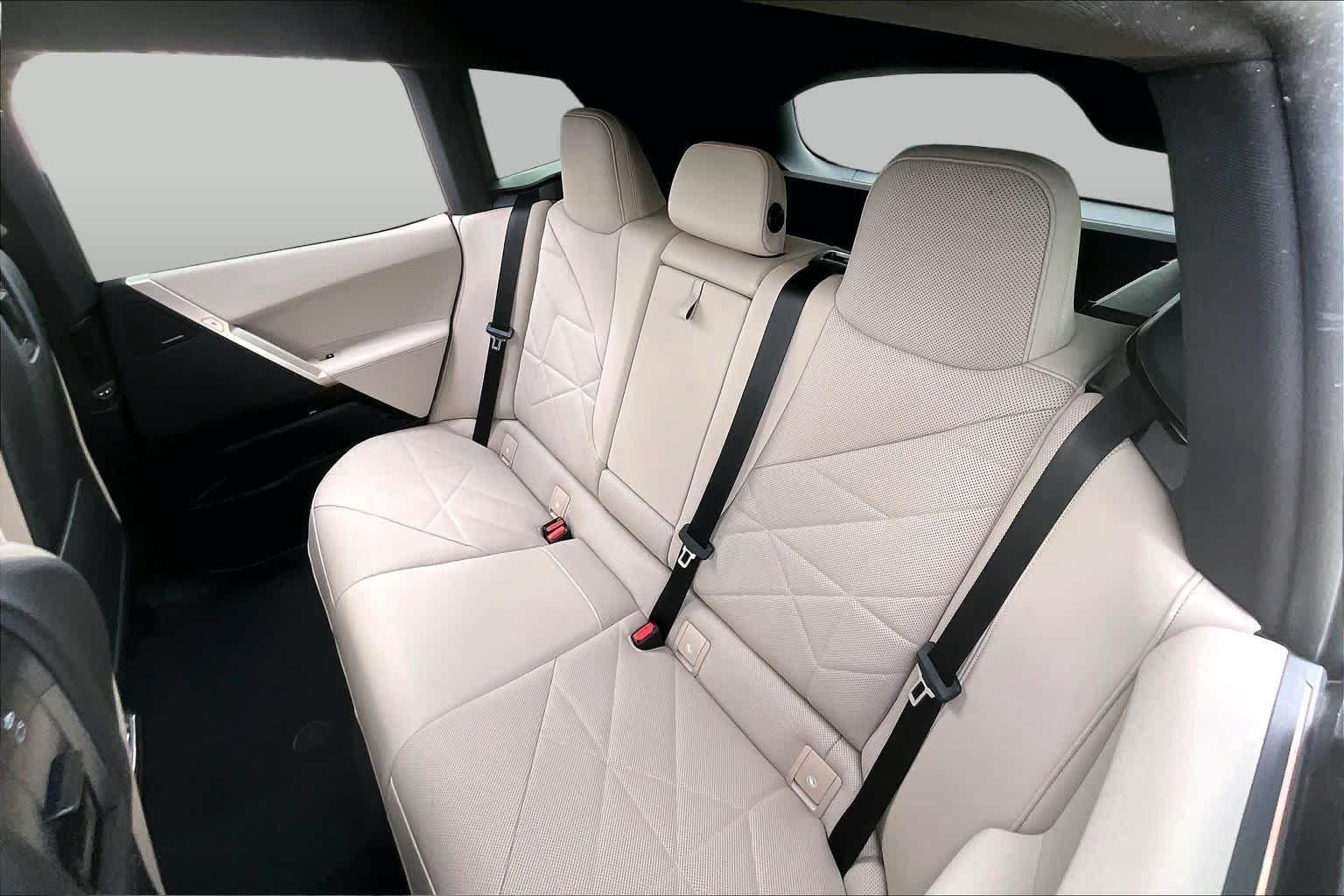 Used 2024 Oxide Grey Metallic BMW xDrive50 image 20