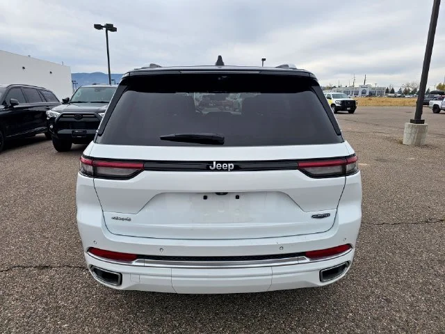 Used 2023  Jeep Summit image 10