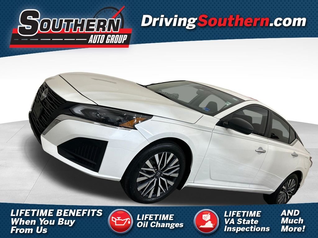 Used 2024 White Nissan 2.5 SV image 1