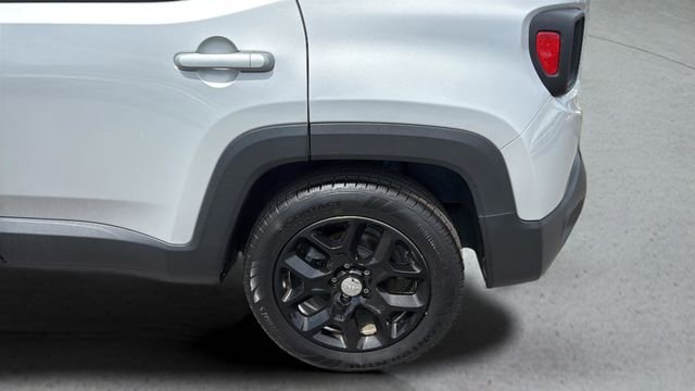 Used 2015 Silver Jeep Latitude image 34