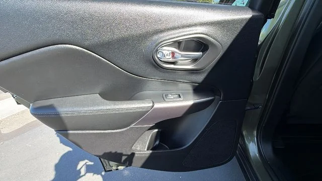 Used 2019 Green Jeep Latitude image 14