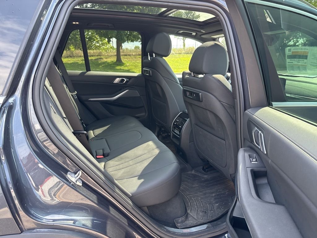 Used 2019 Gray BMW xDrive40i image 13