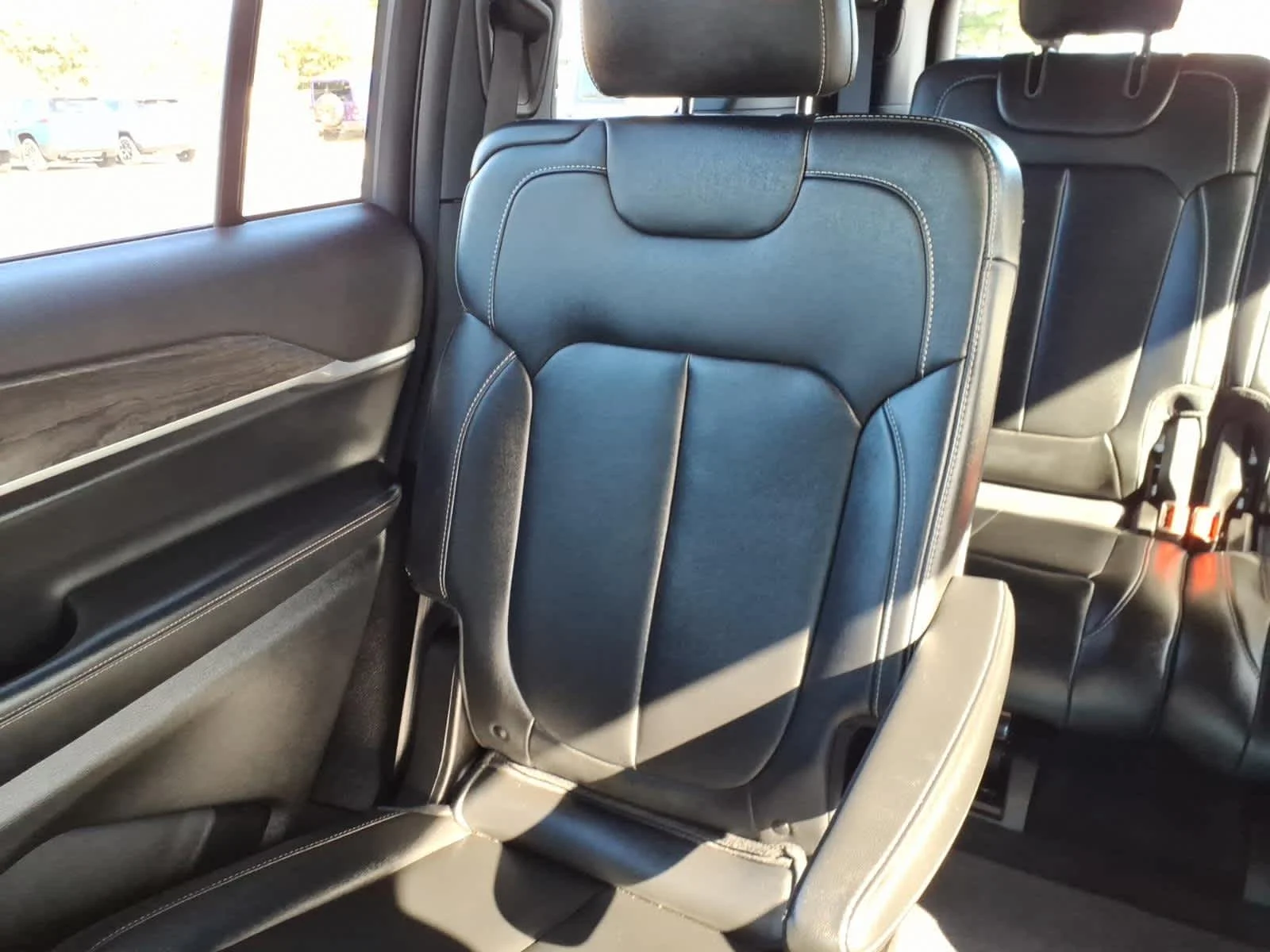 Certified Used 2024 Diamond Black Crystal Pearlcoat Jeep Limited image 17