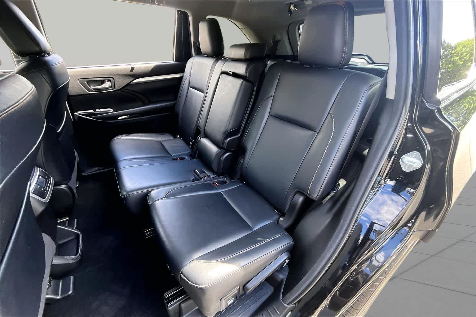 Used 2018 Midnight Black Metallic Toyota XLE image 20