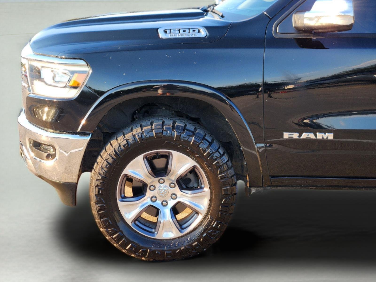 Used 2020 Diamond Black Crystal Pearlcoat Ram Laramie image 8
