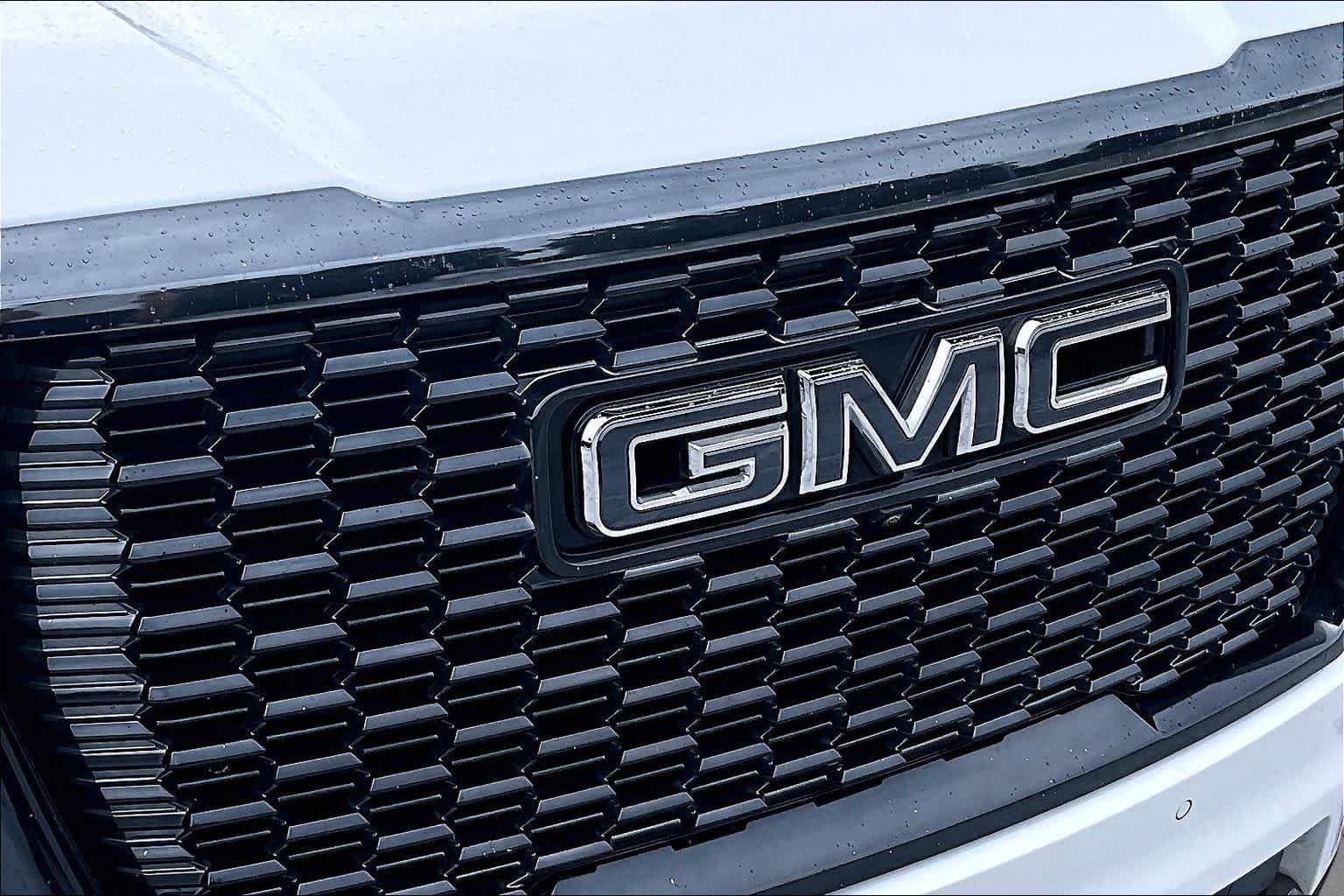 Used 2023 White Frost Tricoat GMC Denali Ultimate image 30