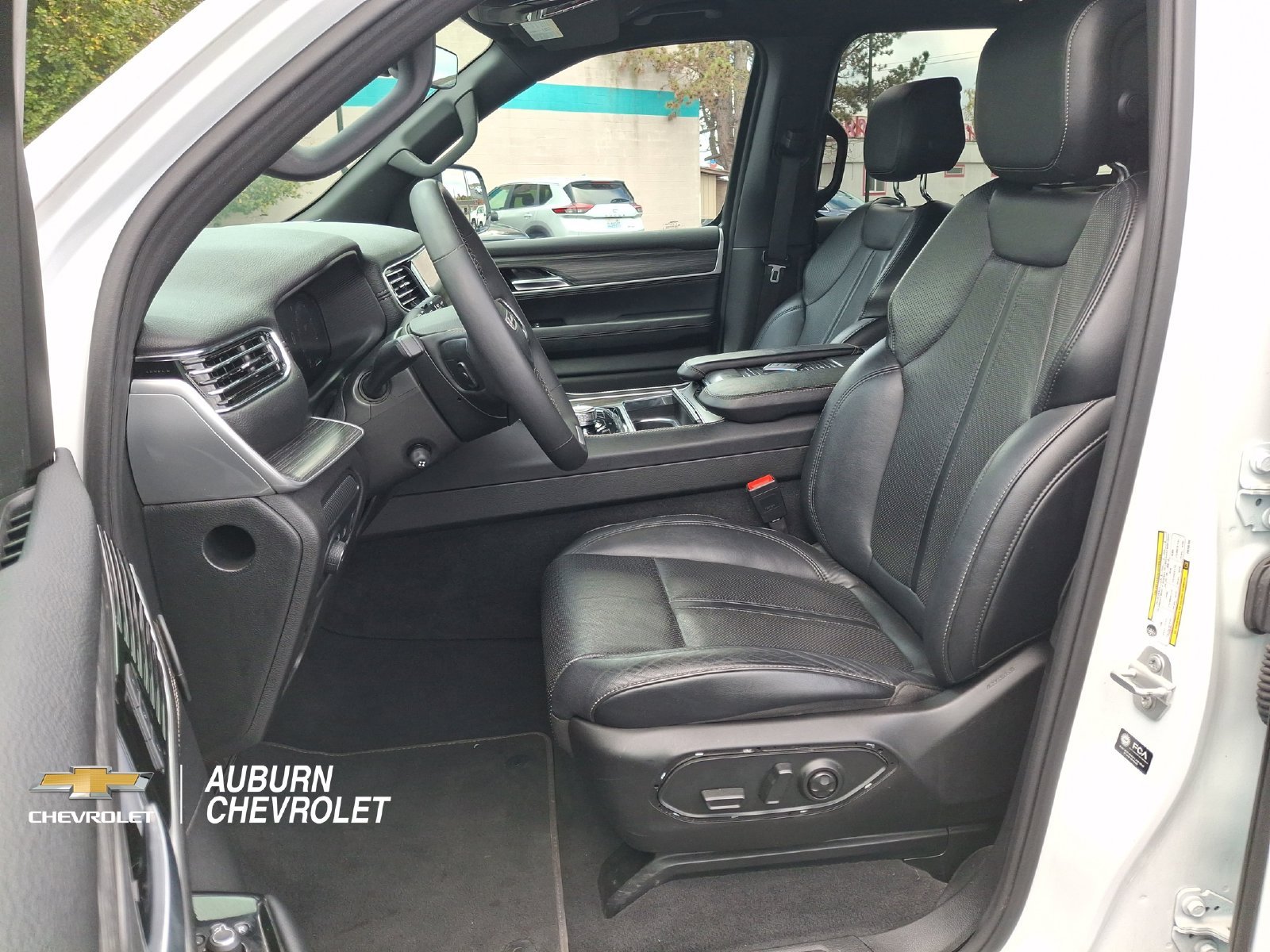 2024 Jeep Wagoneer L Series III - Photo 17