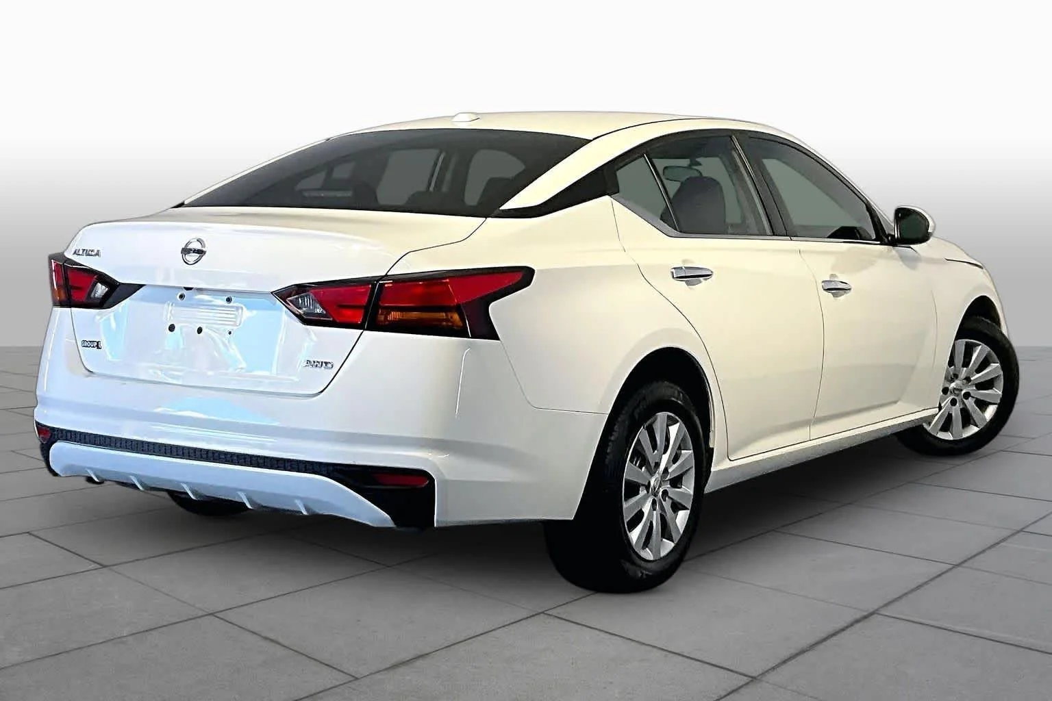 Used 2020 Glacier White Nissan 2.5 S image 13