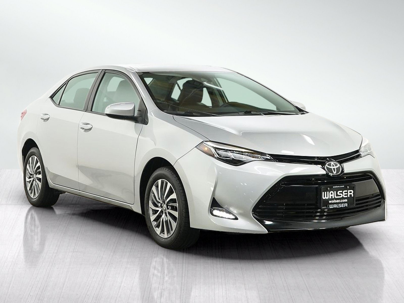 Used 2017 Classic Silver Metallic Toyota Xle image 7