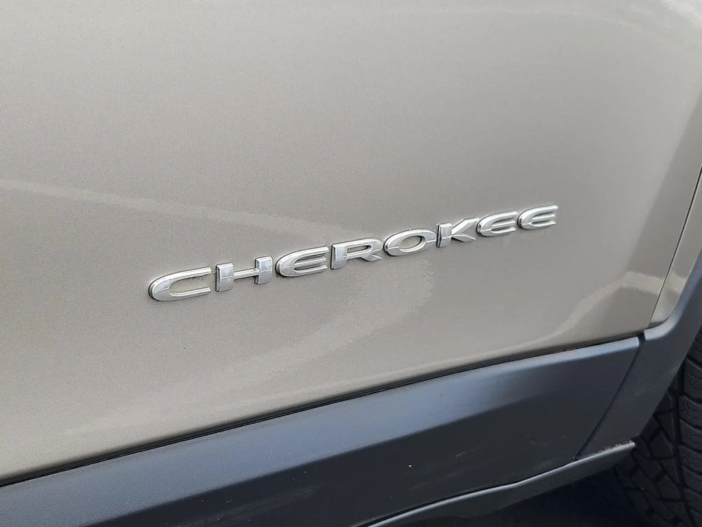 Used 2020 Light Brownstone Pearlcoat Jeep Latitude Plus image 26