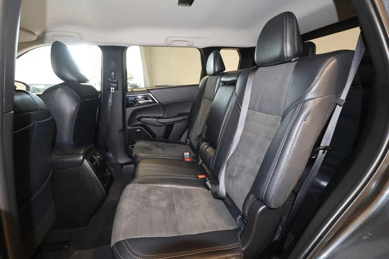 Used 2025 Gray Mitsubishi SE image 24