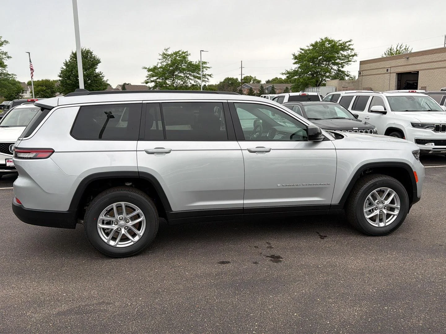 New 2026 Silver Zynith Jeep Laredo X image 8