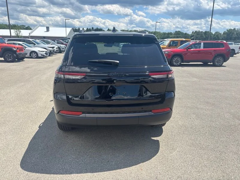 New 2026 Diamond Black Crystal Pearl-Coat Exterior Paint Jeep Laredo Altitude image 4