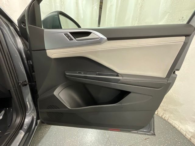 Used 2025 Gray Volkswagen 1.5T SE image 22