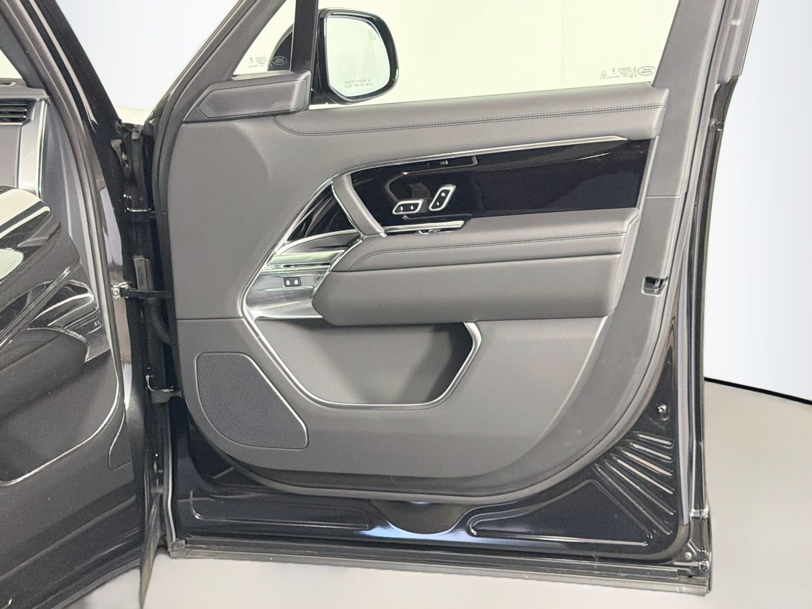 New 2026 Santorini Black Land Rover SE image 31