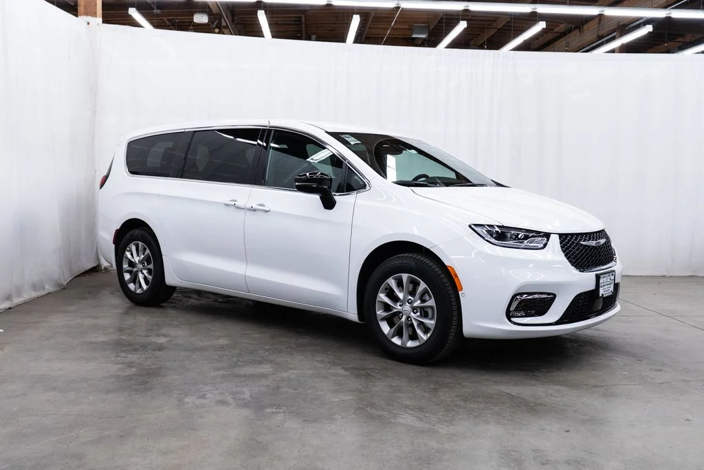 2026 Chrysler Pacifica Select AWD's photo