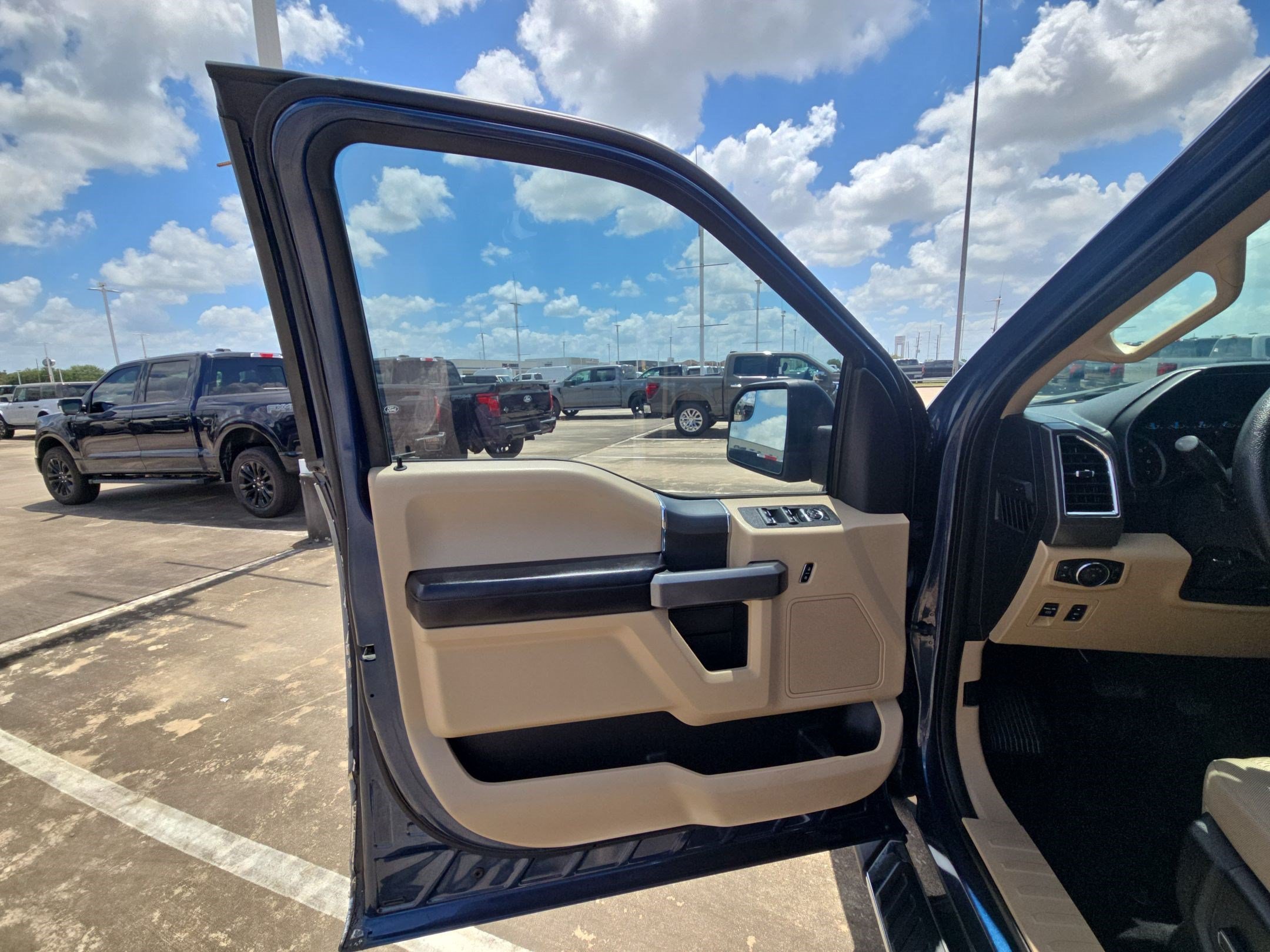 Used 2015 Blue Jeans Metallic Ford XLT image 11