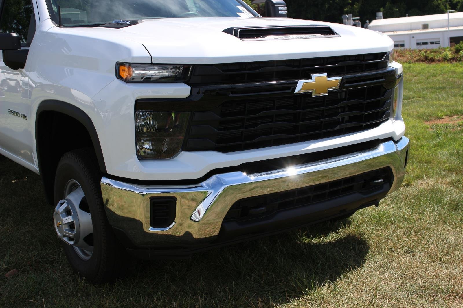 New 2026 Summit White Chevrolet Work Truck image 8