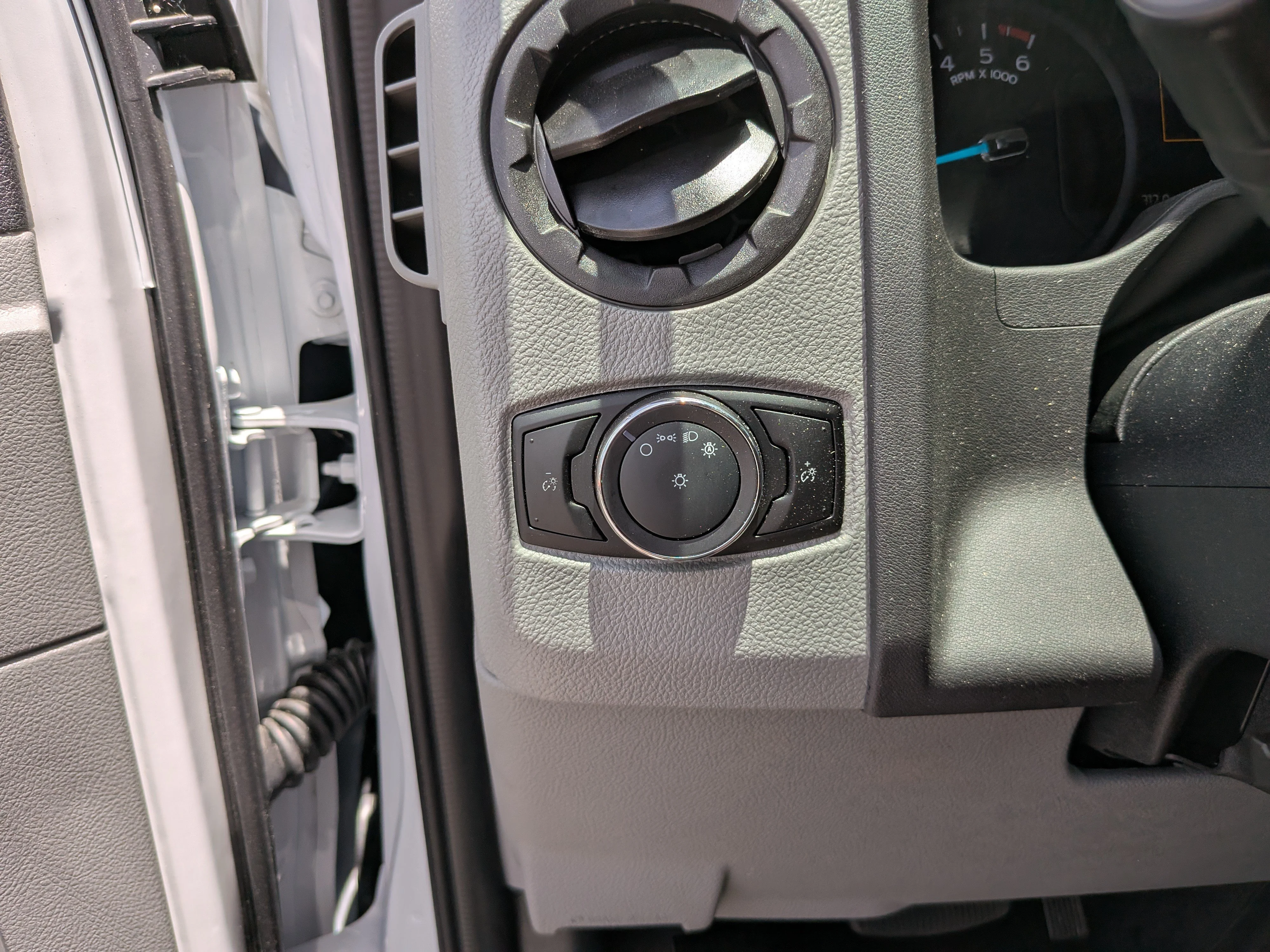 New 2026 Oxford White Ford E-350 SRW image 24