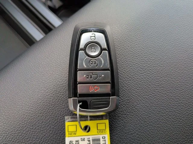 New 2026 Agate Black Metallic Ford XLT image 28