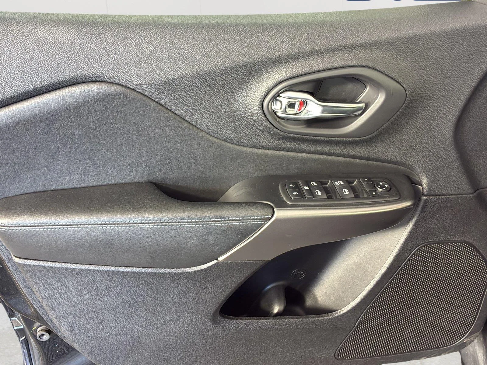 Used 2020 Diamond Black Crystal Pearlcoat Jeep Latitude image 40