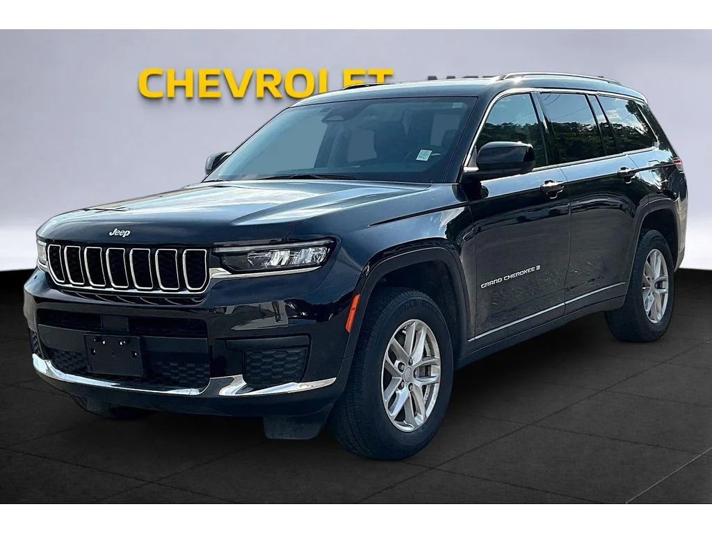 Used 2023 Gray Jeep Laredo image 9