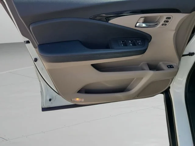 Used 2019 White Honda Touring 7-Passenger image 19