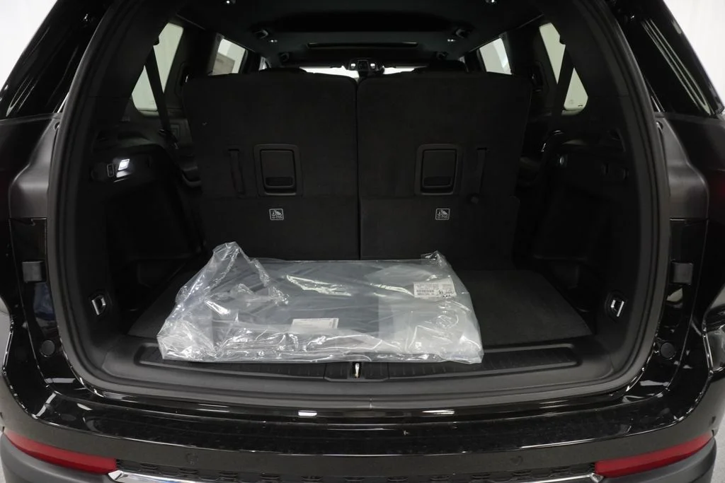 New 2026 Diamond Black Crystal Pearlcoat Jeep Laredo image 32