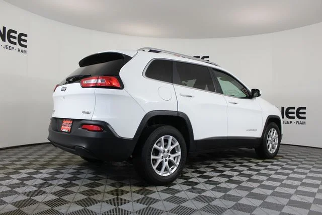 Used 2015 White Jeep Latitude image 23