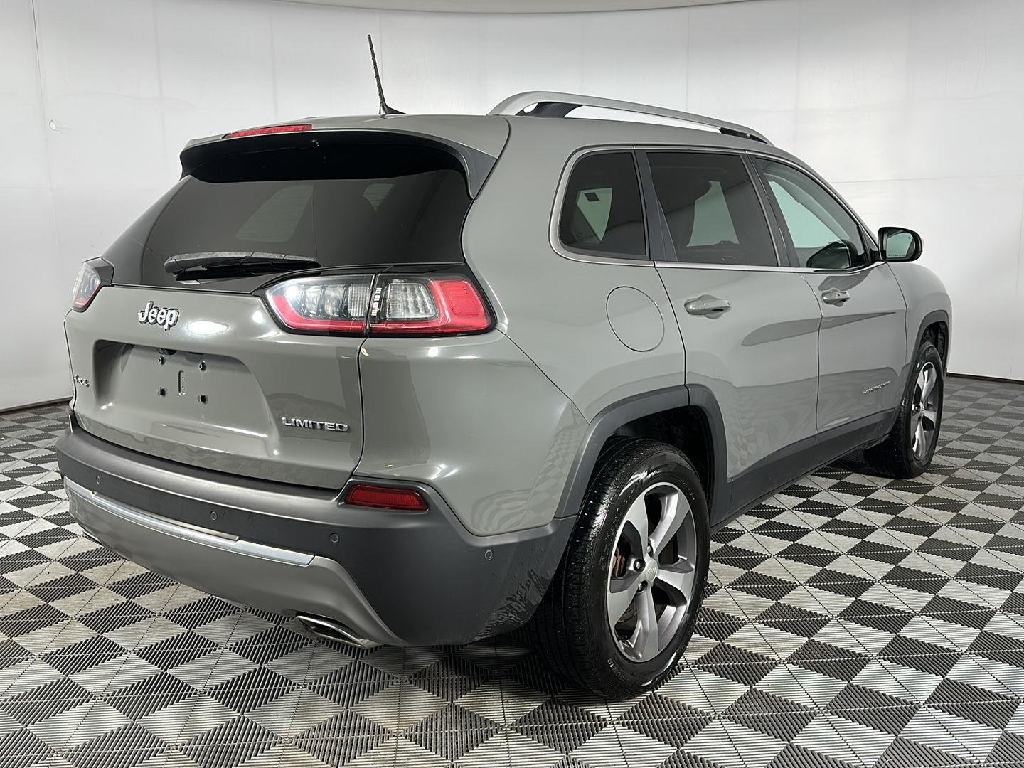 Used 2021 Sting-Gray Clearcoat Jeep Limited image 9