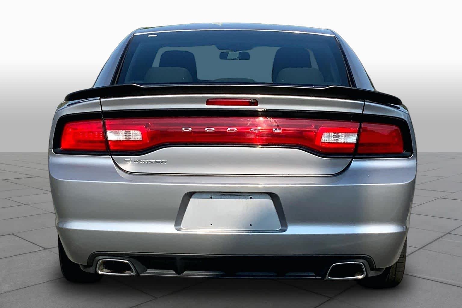 Used 2014 Billet Silver Metallic Clearcoat Dodge SE image 5