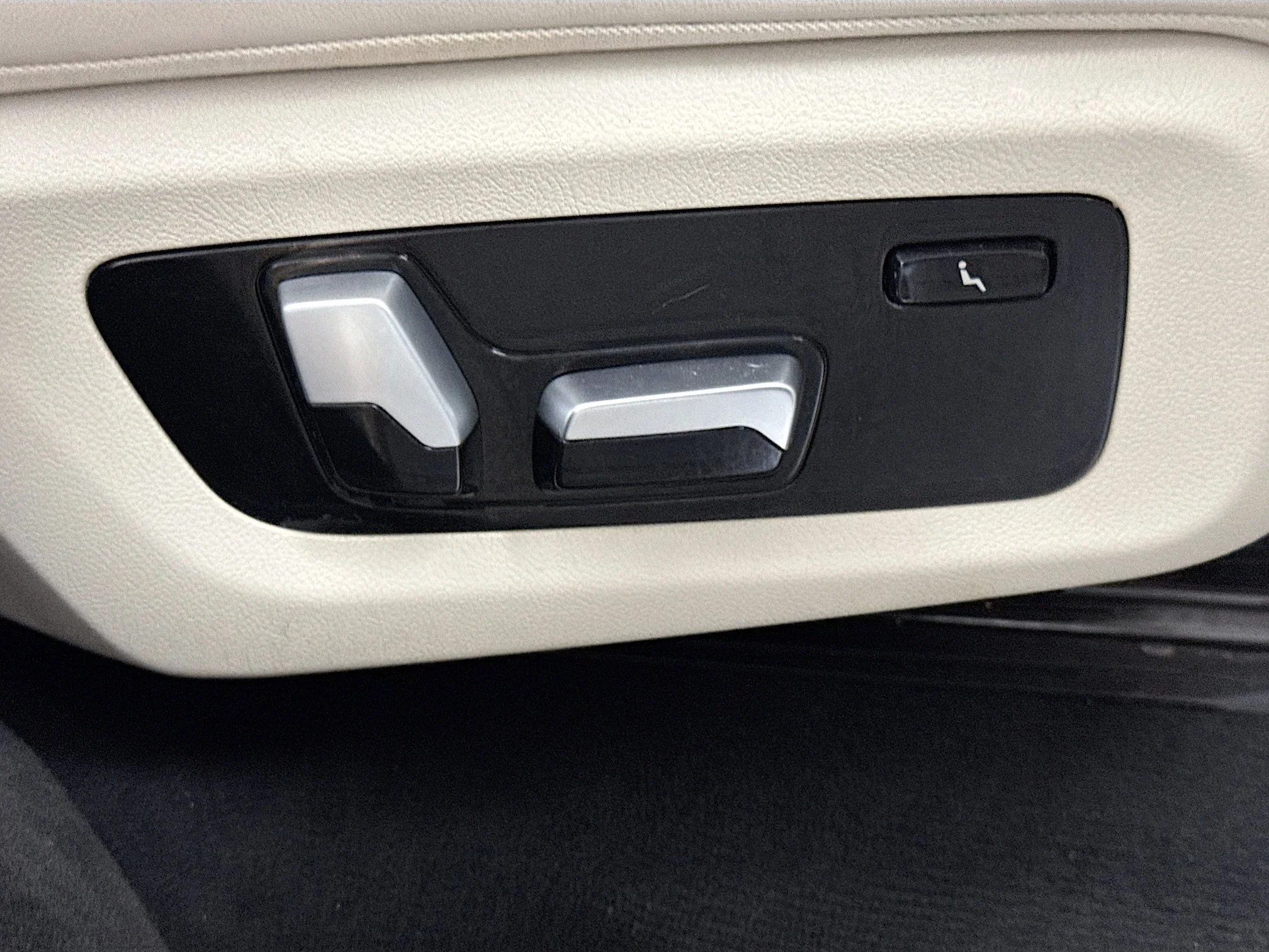 Used 2020 Mineral White Metallic BMW xDrive40i image 47