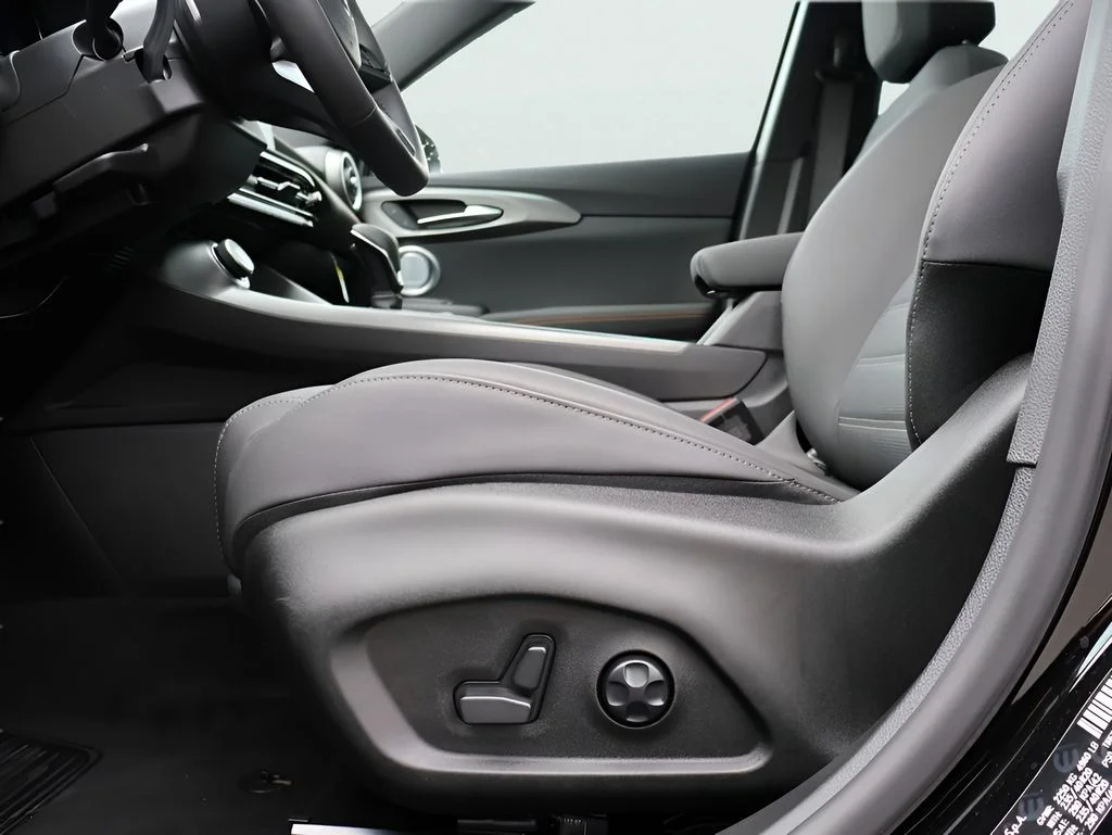 New 2025 Alfa Black Alfa Romeo Base image 39