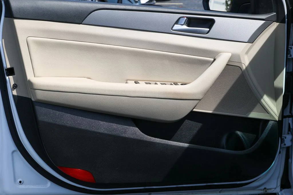 Used 2015 White Hyundai SE image 4