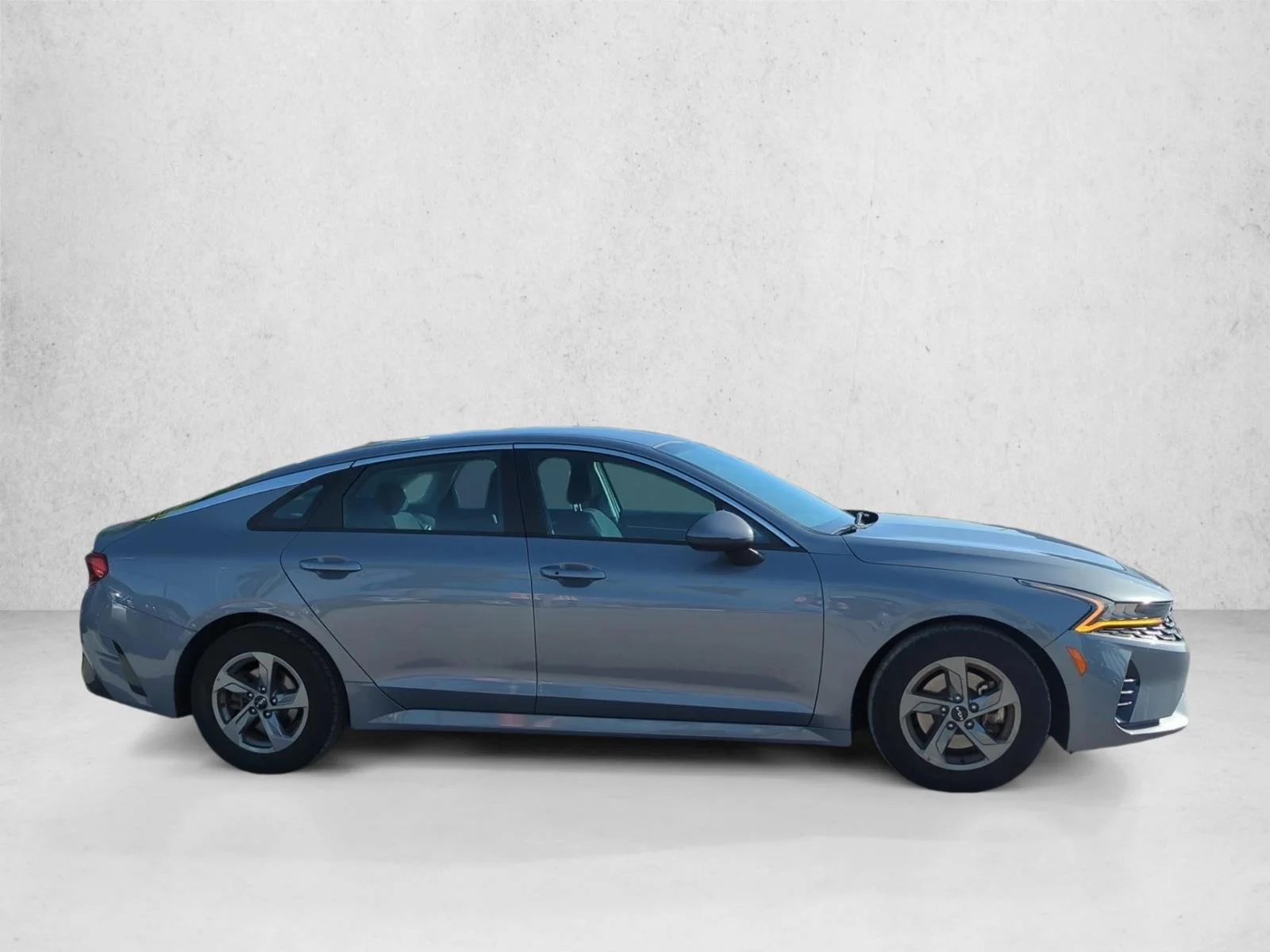 Used 2022 Everlasting Silver Kia LXS image 4