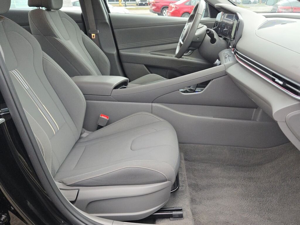 Used 2025 Black Hyundai SEL Convenience image 6