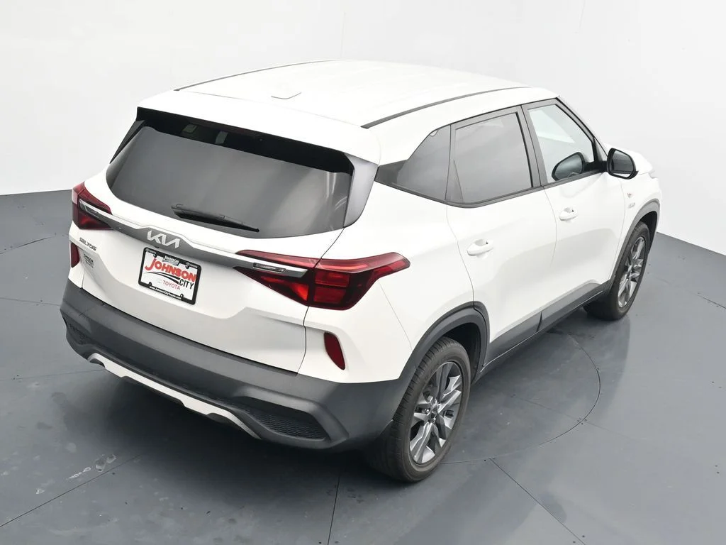 Used 2022 White Kia LX image 26