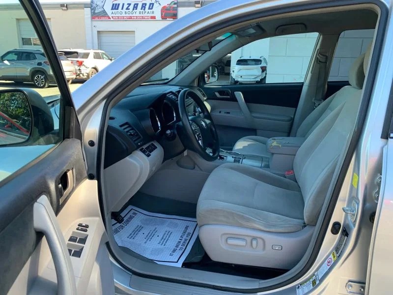 Used 2011 Silver Toyota Sport Utility 4D image 24