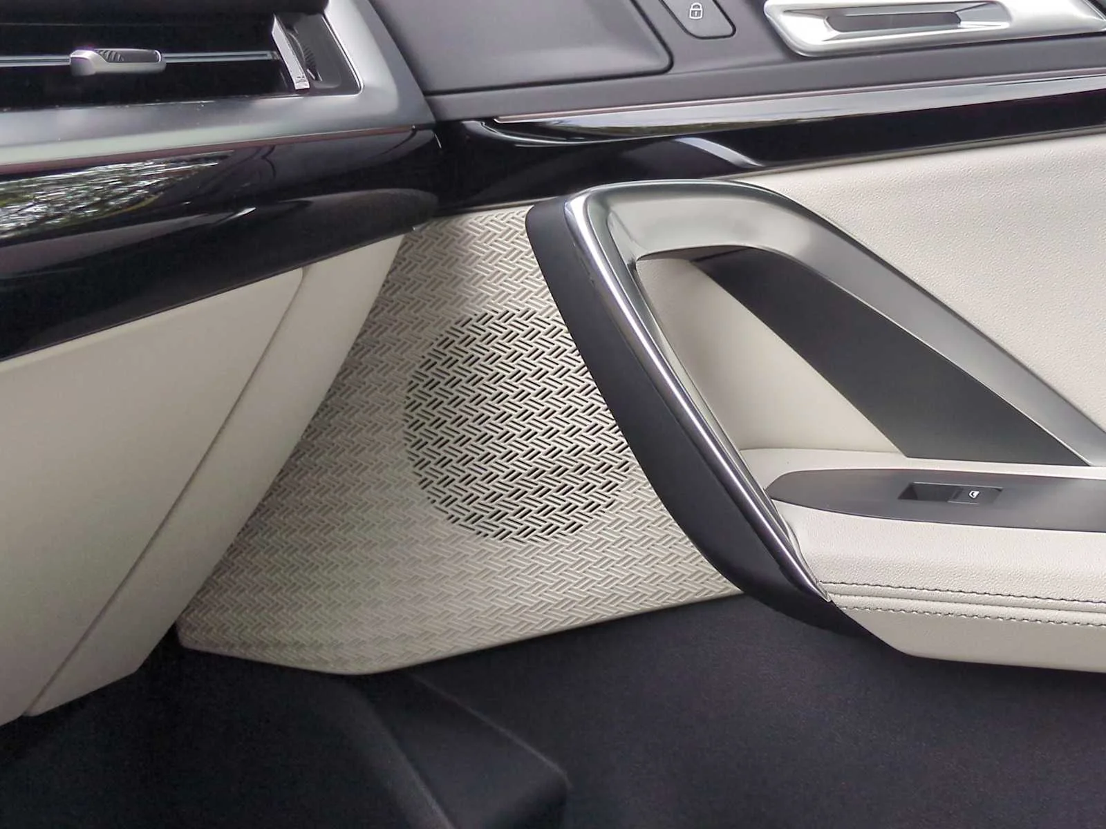 New 2026 Dune Grey Metallic BMW xDrive28i image 32