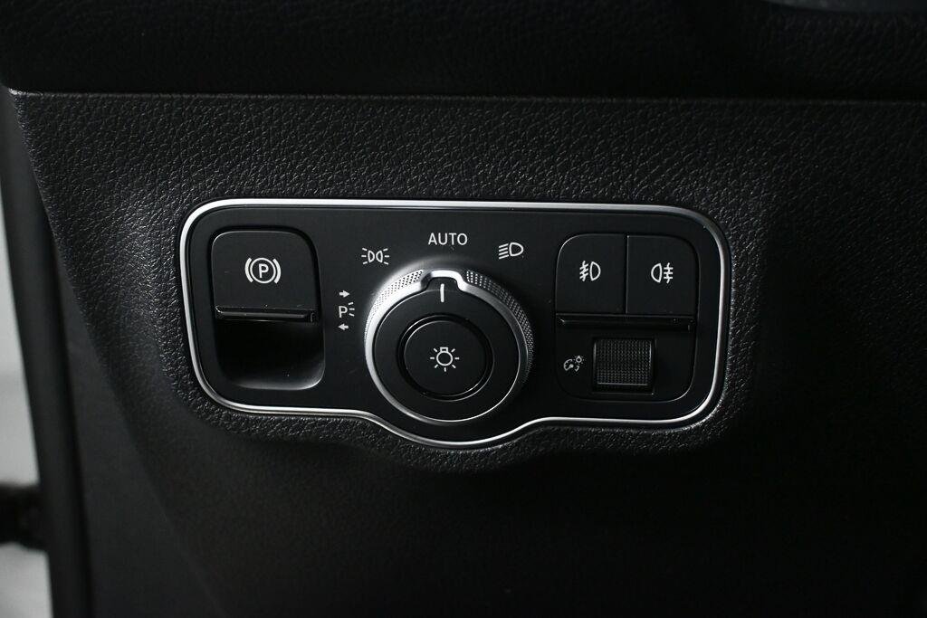 Used 2024 Polar White Mercedes-Benz GLB 250 image 9