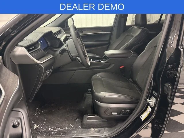 New 2026 Diamond Black Crystal Pearl-Coat Exterior Paint Jeep Altitude image 6