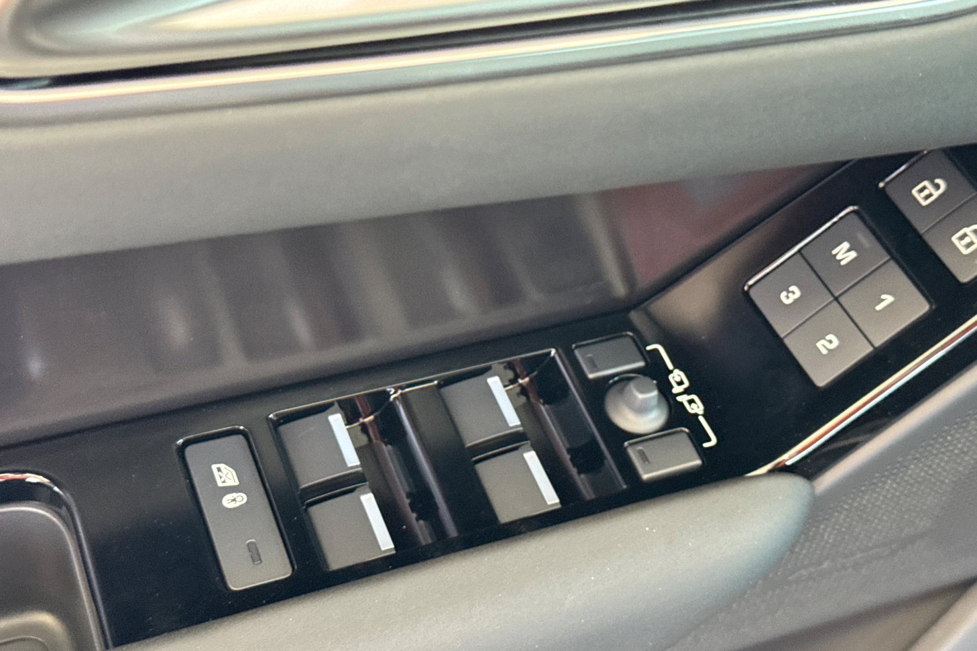 New 2026 Carpathian Grey Land Rover Belgravia Edition image 15