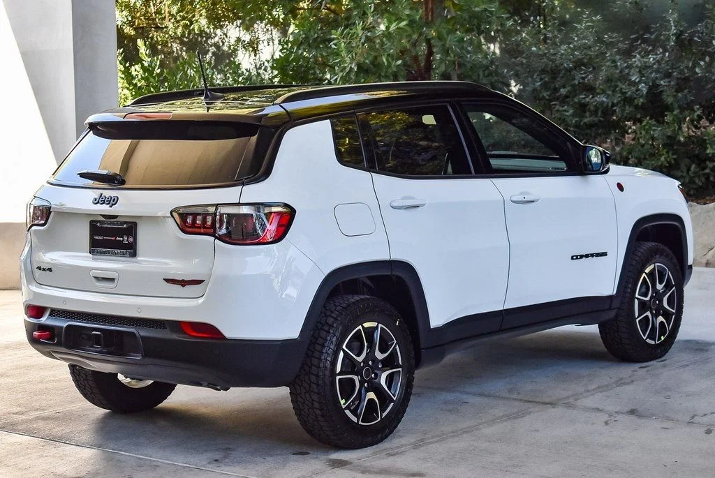 New 2026 Bright White Clear-Coat Exterior Paint Jeep Trailhawk image 6