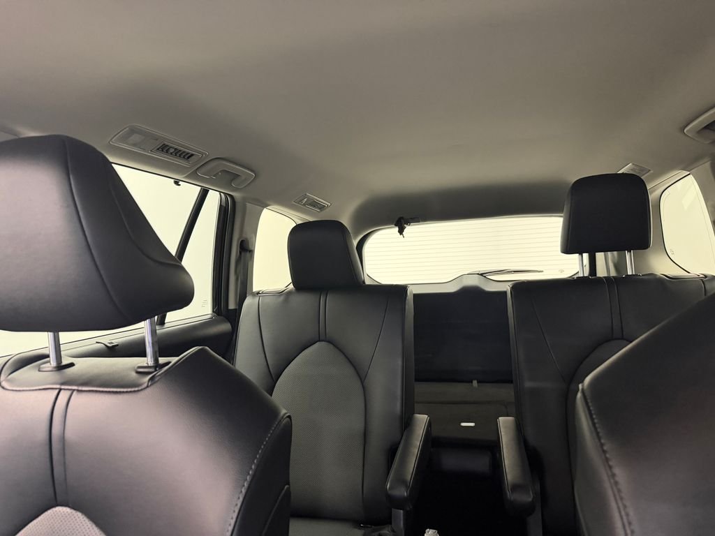 Used 2025  Toyota XLE image 54